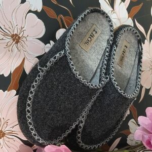 Great Condition Taōs Womens Slippers.